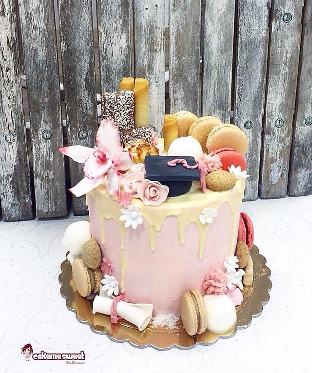 Graduation DRIP cake - Decorated Cake by Naike Lanza - CakesDecor