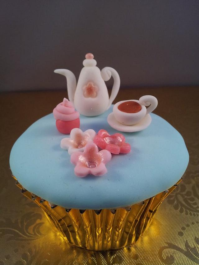 Little teapot with cupcakes Cake by CakesnDishes CakesDecor