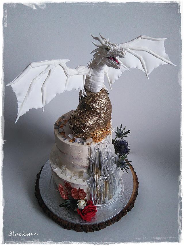 Dragon wedding cake - Decorated Cake by Zuzana Kmecova - CakesDecor