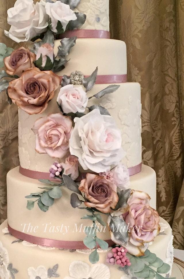 Vintage roses wedding cake 