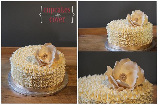 Gold and Cream - my mom's birthday day - Cake by Cupcakes - CakesDecor