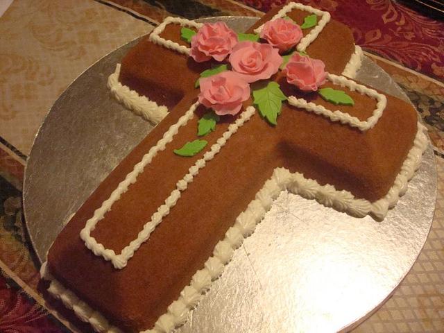 Roses cross - Decorated Cake by Monsi Torres - CakesDecor