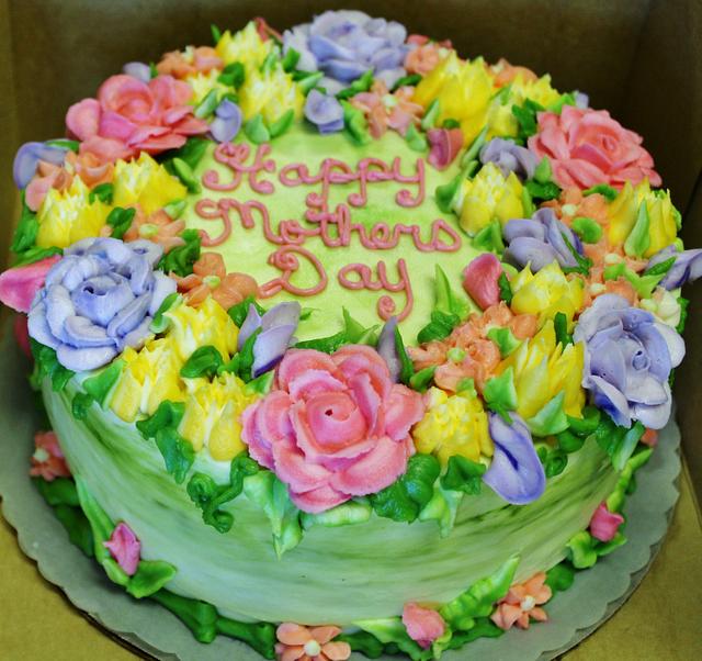 Pastel flower cake & green hue icing base