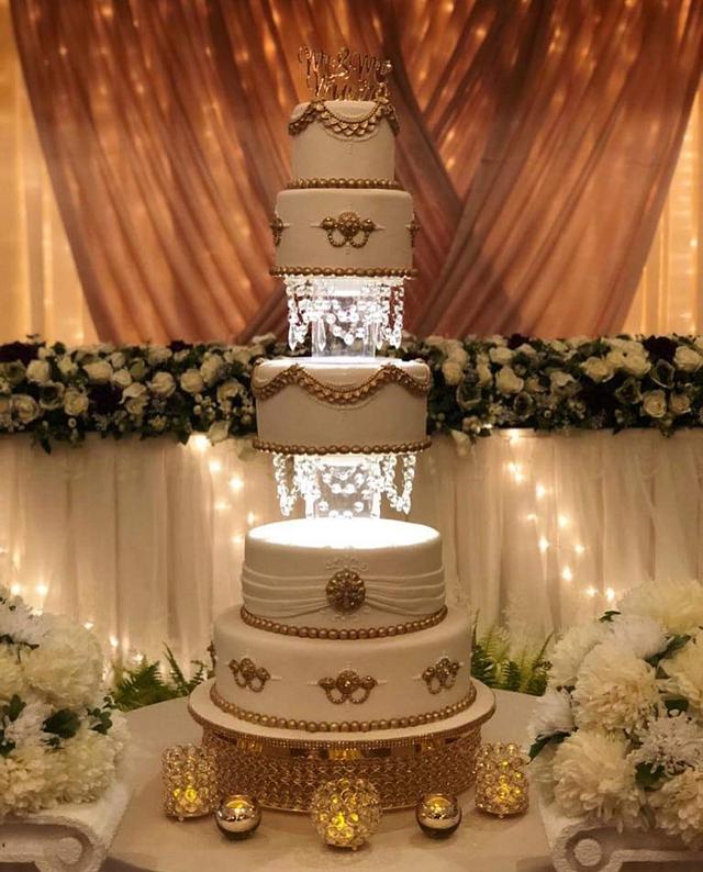 White Golden Beauty - Decorated Cake by MsTreatz - CakesDecor