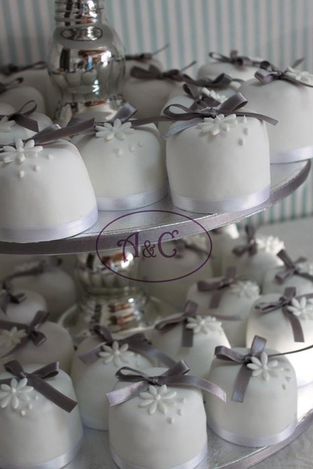 Silver and White - Cake by Com Amor & Carinho - CakesDecor