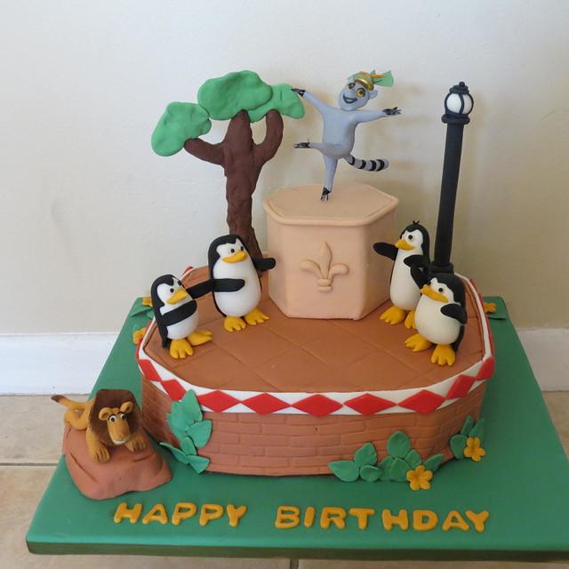 The Penguins Of Madagascar Cake By Maty Sweet S Designs Cakesdecor