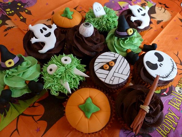 Halloween Cupcakes - Cake by Sian - CakesDecor