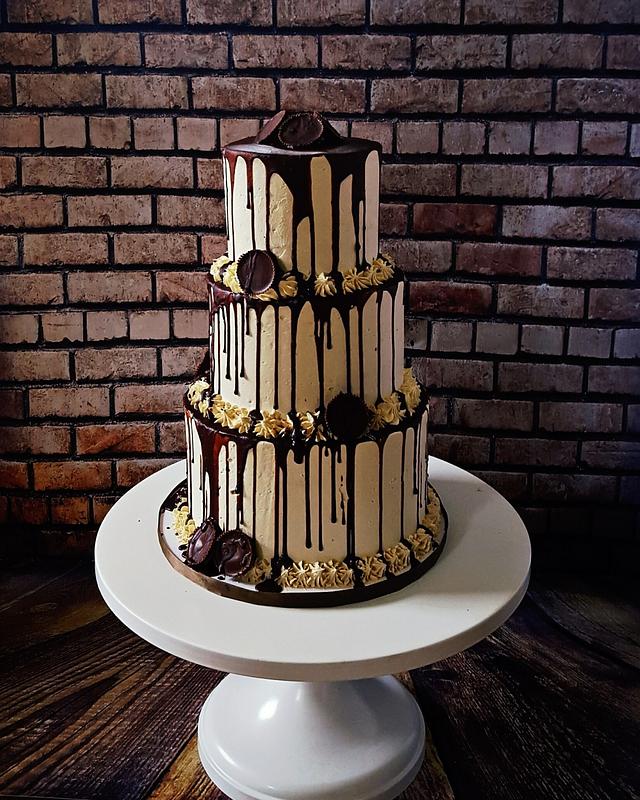 Peanut buttercup cake - Decorated Cake by Piece O'Cake - CakesDecor