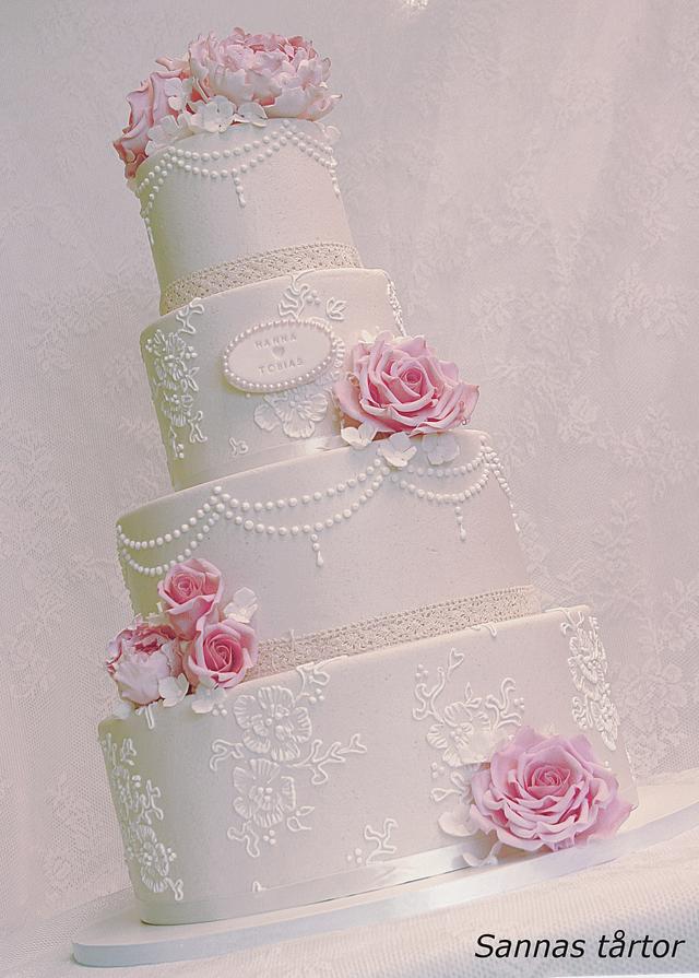 Lace and pearl wedding cake. - Cake by Sannas tårtor - CakesDecor