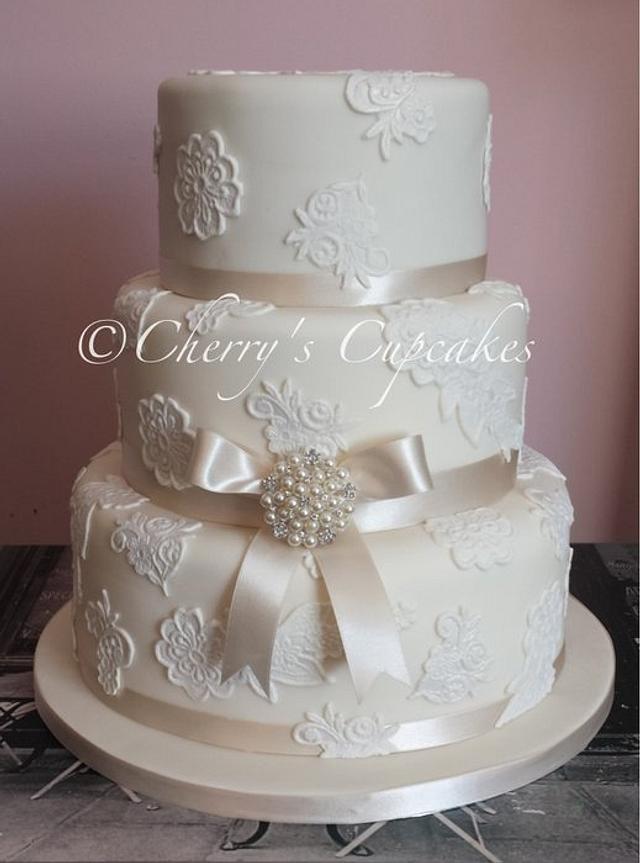 Ivory & Lace Wedding Cake - cake by Cherry's Cupcakes - CakesDecor