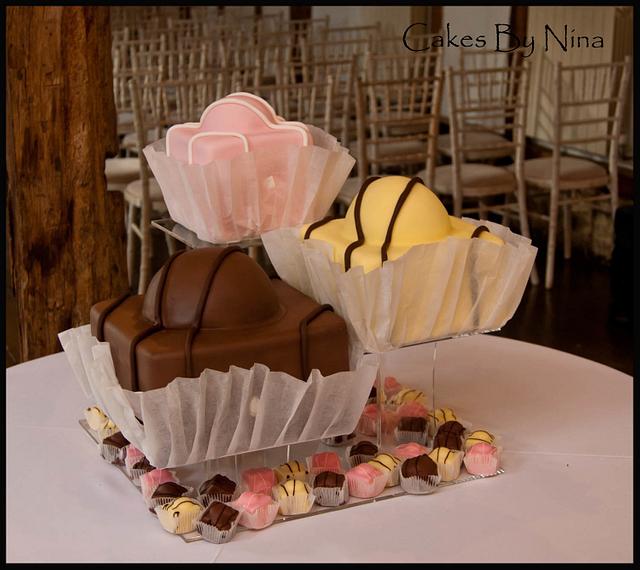 french-fancies-decorated-cake-by-cakes-by-nina-cakesdecor