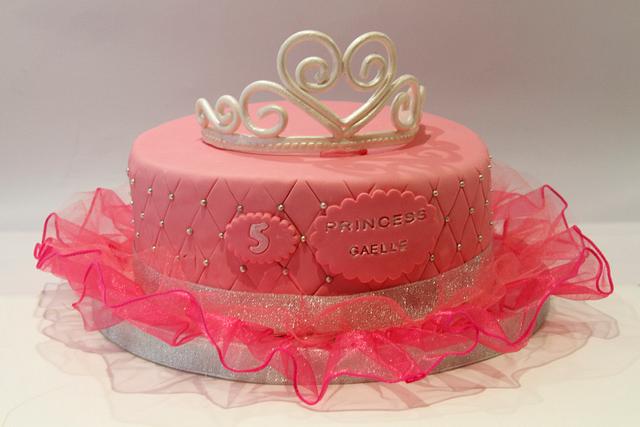 Tiara Princess cake - Decorated Cake by The Sugarstudios - CakesDecor