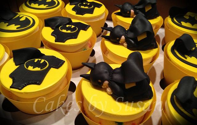 Baby batman - Decorated Cake by Skmaestas - CakesDecor