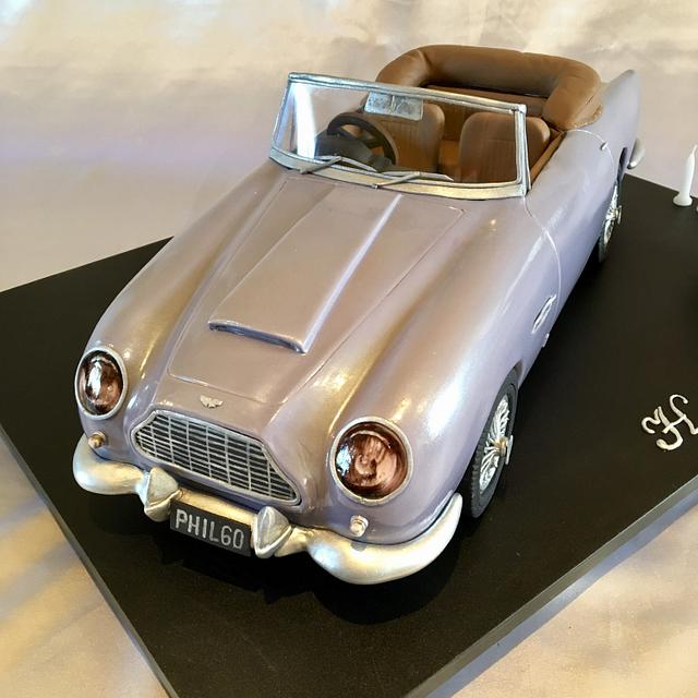 James Bond Aston Martin Vintage 24 Personalised Pre Cut Circles - Edible Cupcake  Toppers / Birthday Cake Decorations : Amazon.de: Grocery
