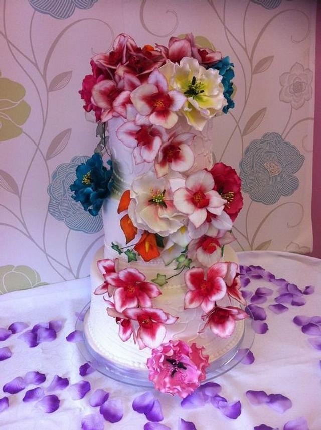 Flower power wedding cake - Decorated Cake by Susie - CakesDecor