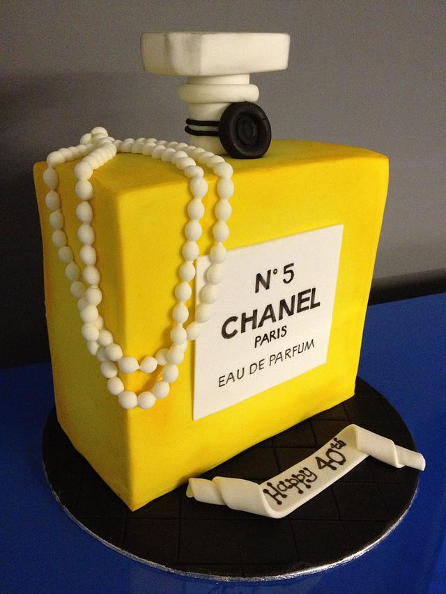 How to Make a Chanel No 5 Cake. Como Hacer un Pastel Chanel No 5 con Rosas  Faciles sin cortador. 