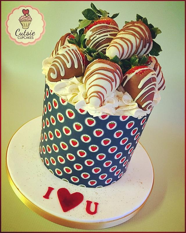 Strawberry Valentines Cake 🍓 - Decorated Cake by Cutsie - CakesDecor