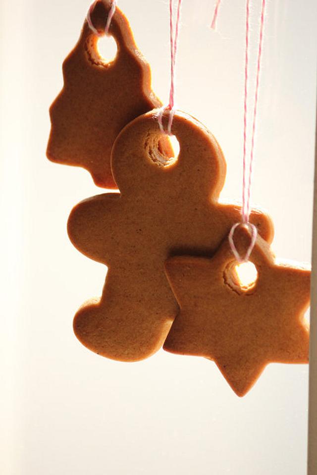 Gingerbread cookie ornaments - Decorated Cake by Smita - CakesDecor