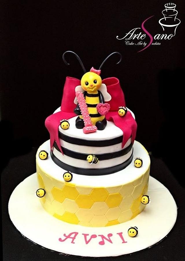 Honey Bee Cakes в Instagram: «🐝🐝🐝» | Bee birthday cake, Bumble bee cake, Bee  cakes