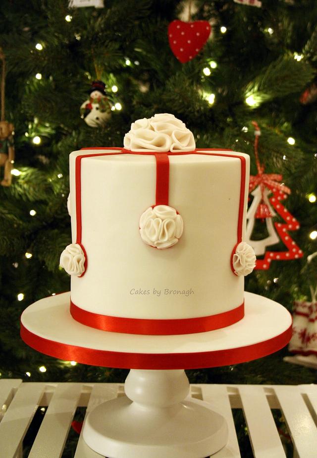 Ruffle bauble Christmas cake - Decorated Cake by Cakes by - CakesDecor