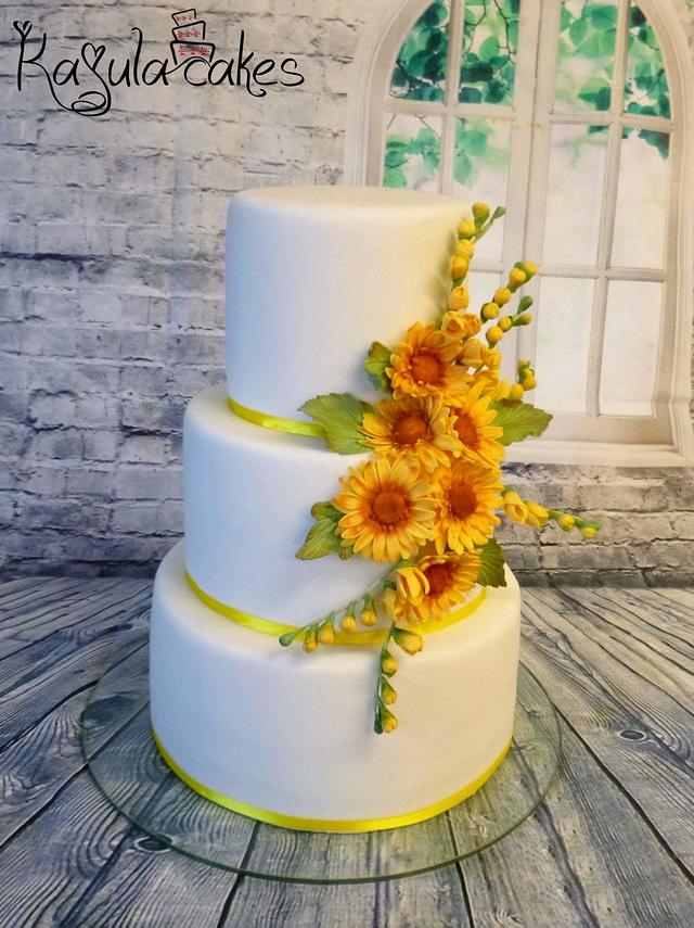 Yellow flower cake - Decorated Cake by Kajulacakeslbc - CakesDecor
