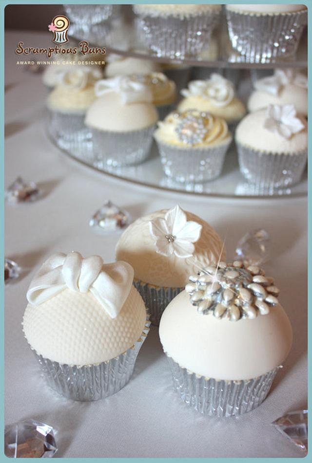 Elegant Glamour Wedding Cake - Cake by Scrumptious Buns - CakesDecor