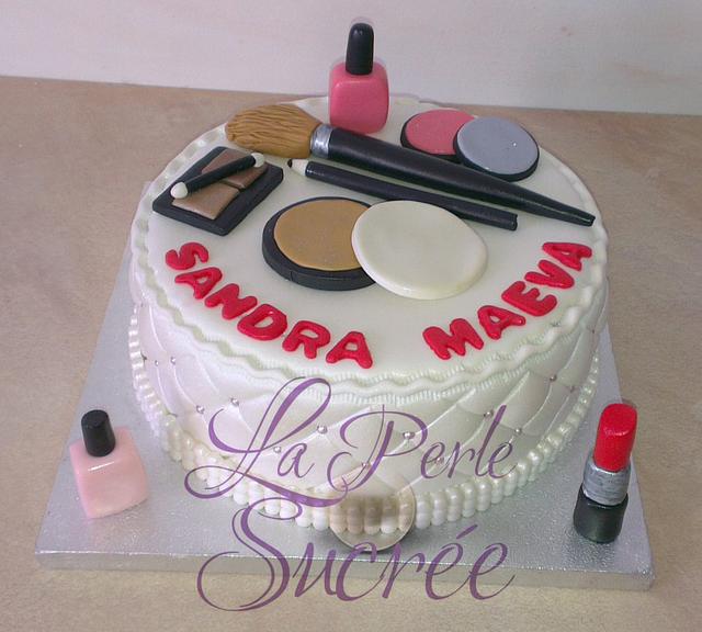 make up cake - Decorated Cake by La Perle Sucrée - CakesDecor