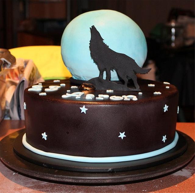 Howling Wolf Cake - Cake by KellieJ75 - CakesDecor