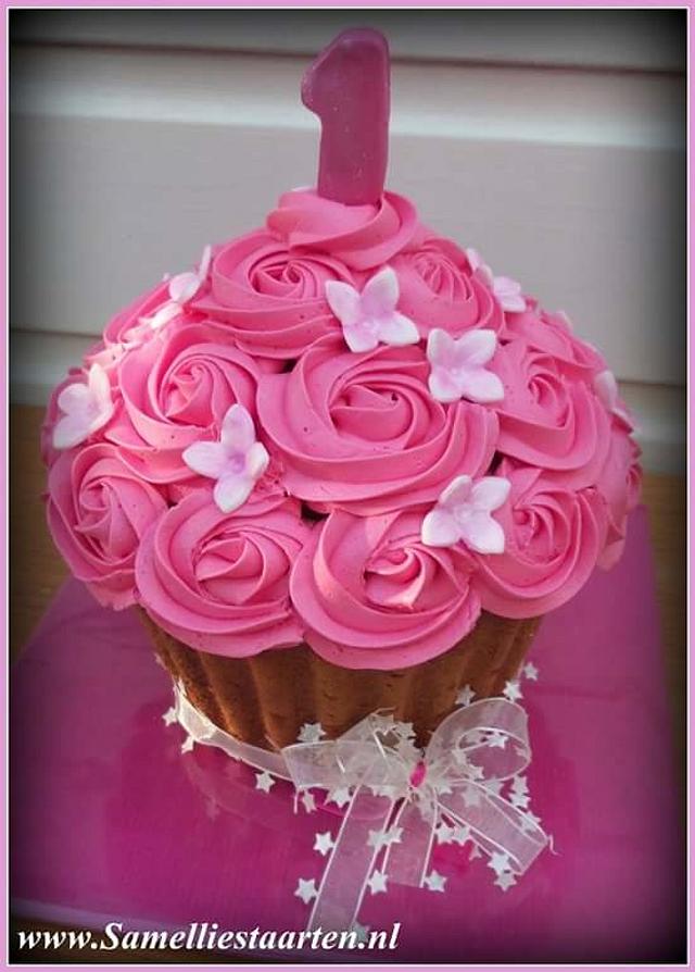 Giant Cupcake pink - Decorated Cake by Sam & Nel's - CakesDecor