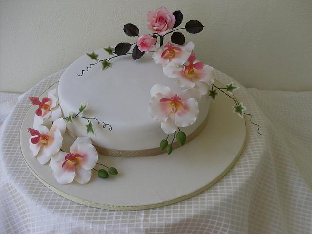 Phalaenopsis & roses wedding cake