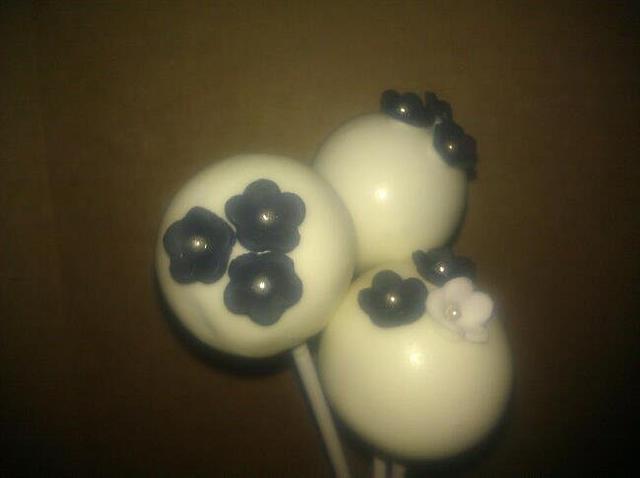 Black and White Flower Cake Pops - Decorated Cake by - CakesDecor