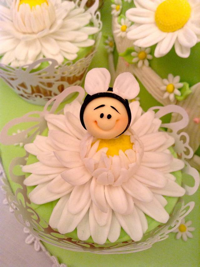 Bumble bee and gerbera daisy cupcakes