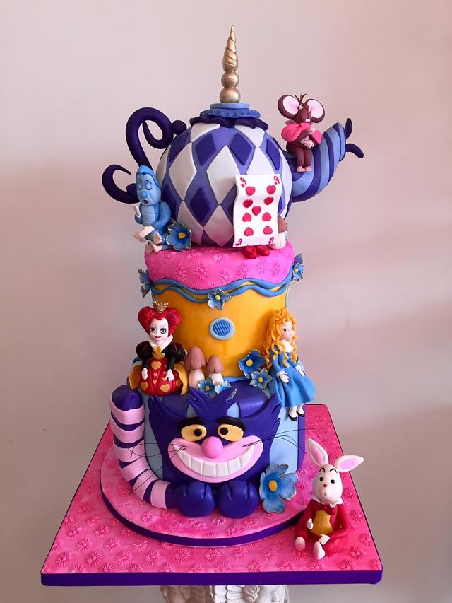 Alice In Wonderland - Decorated Cake By The Elusive Cake - Cakesdecor