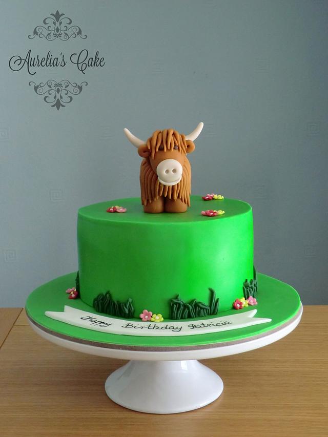 Highland cow cake Decorated Cake by Aurelia's Cake CakesDecor
