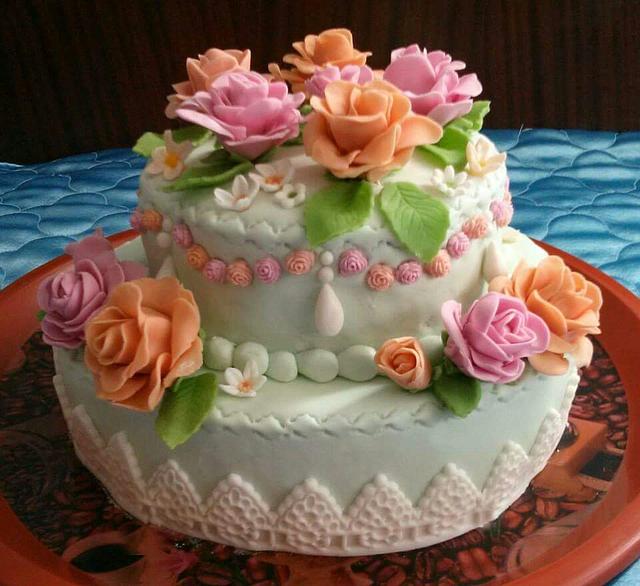 Fondant roses cake