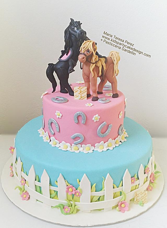 tiny horses - Cake by Maria Teresa Perez - CakesDecor