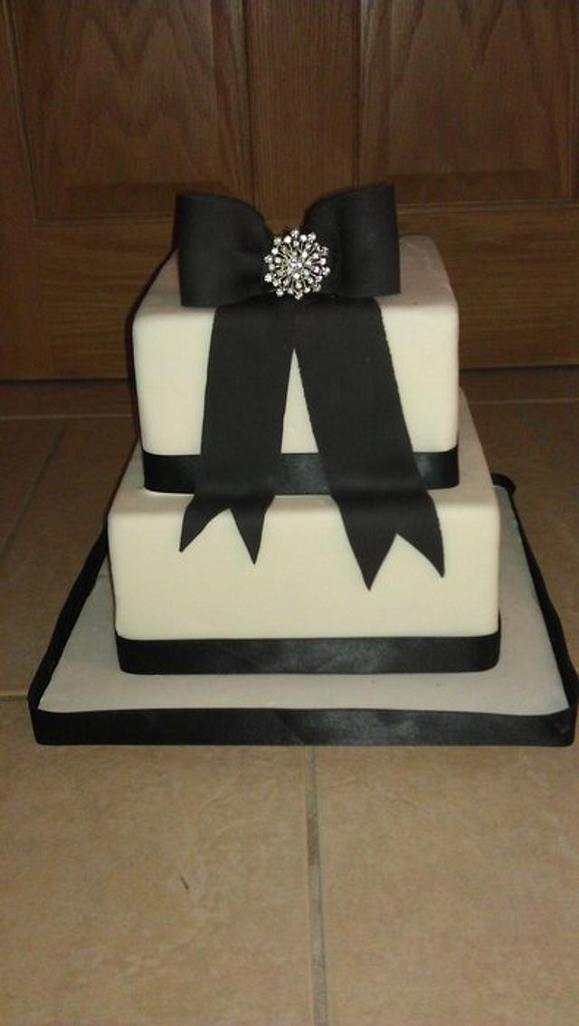 black bow wedding cake - Decorated Cake by Danielle's - CakesDecor