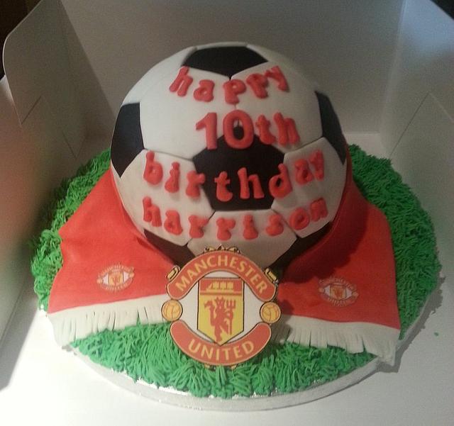 Man u cake Decorated Cake by Lou Lou's Cakes CakesDecor