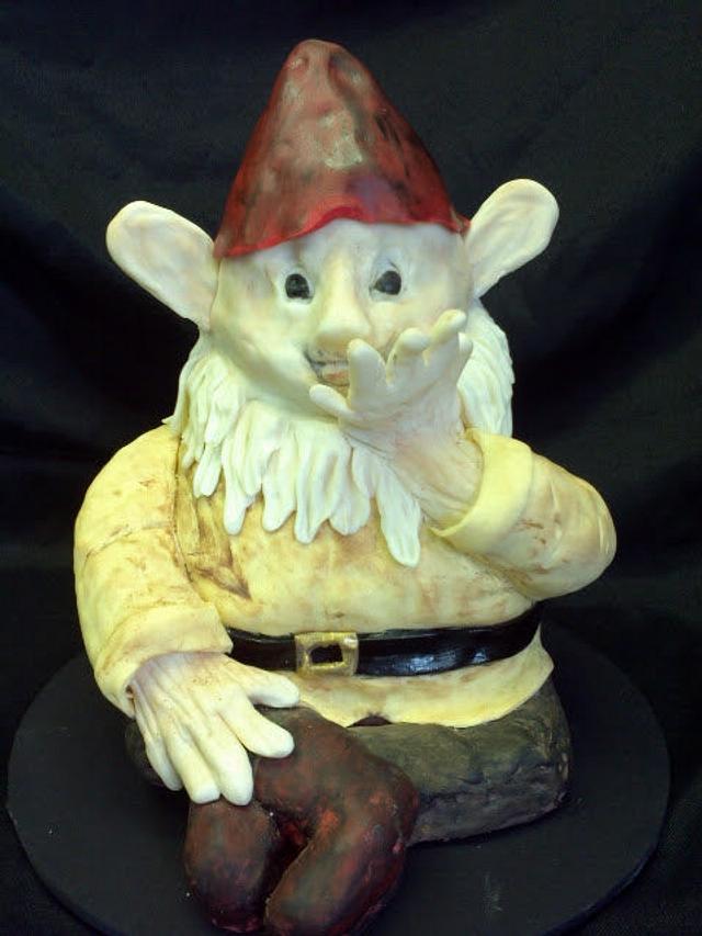 Kissing Gnome - Decorated Cake by Elyse Rosati - CakesDecor