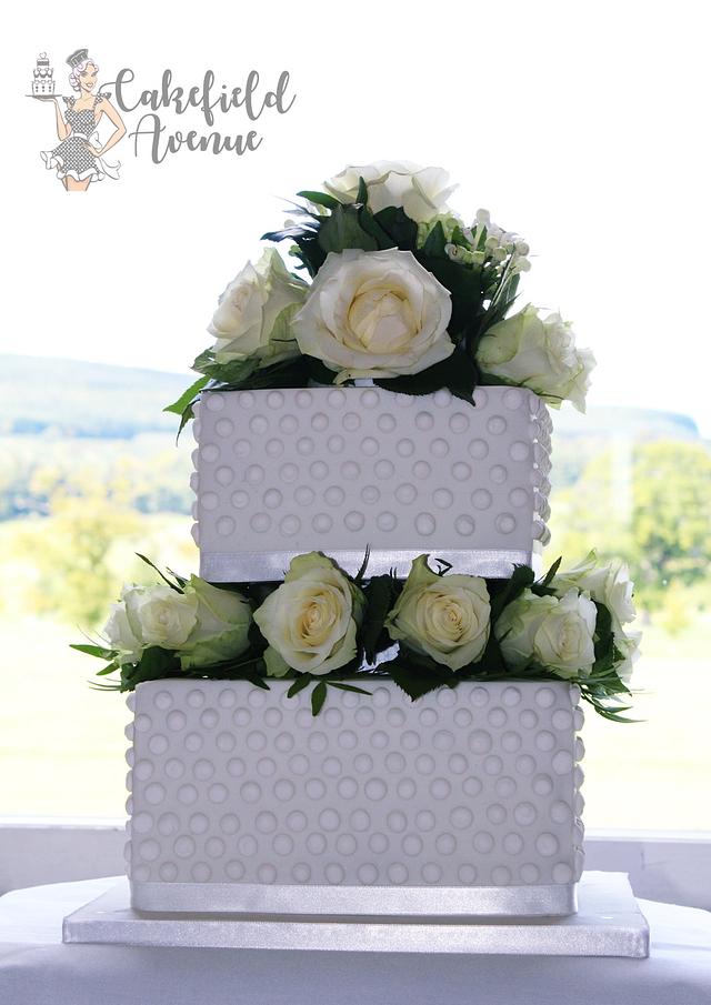 White Roses Wedding Cake Decorated Cake By Agatha Cakesdecor 