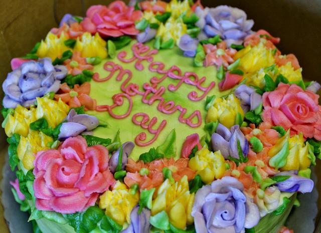 Pastel flower cake & green hue icing base