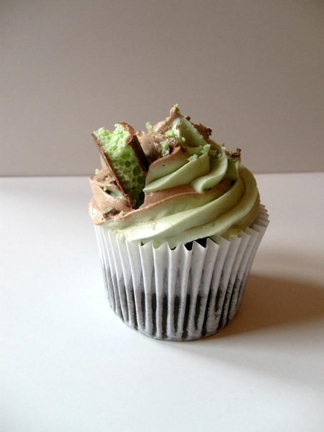 Peppermint Aero cupcake - Decorated Cake by Aoibheann - CakesDecor