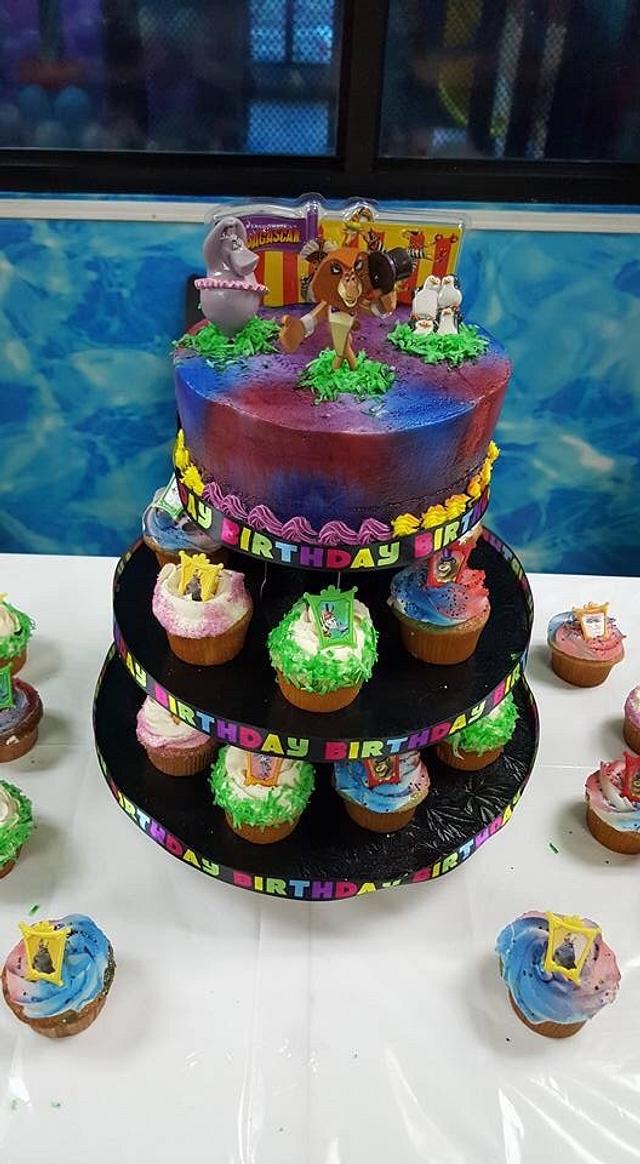 Madagascar cake & cupcakes - Decorated Cake by Jacevedo - CakesDecor