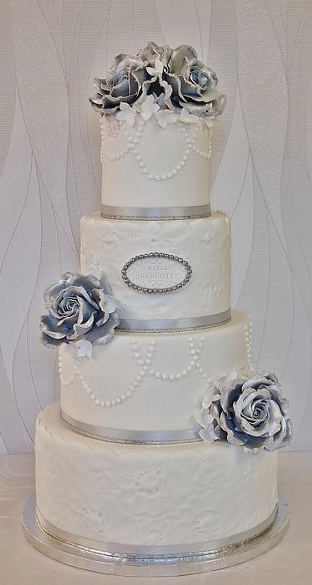 Silver/white wedding cake. - Decorated Cake by Sannas - CakesDecor