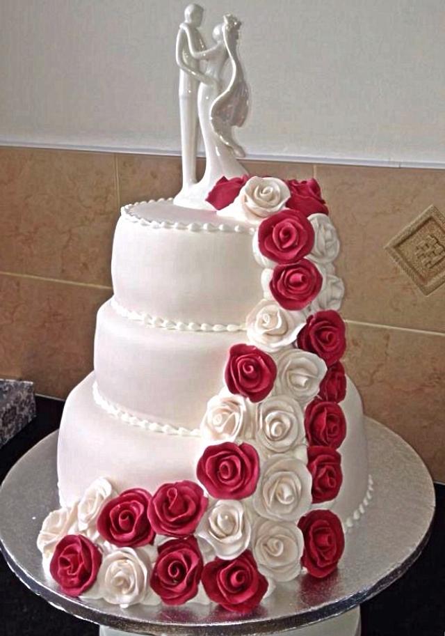 Roses Wedding Cake Decorated Cake By Eliz4cakes Cakesdecor 8121