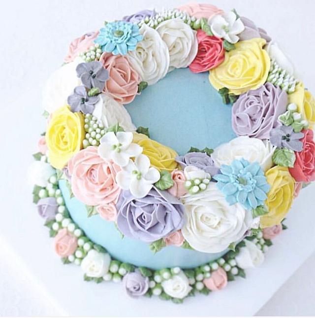 Blooming Flowers - Decorated Cake by Bakeagogo by - CakesDecor