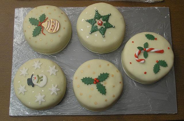 Small white christmas cakes - Decorated Cake by Anka - CakesDecor