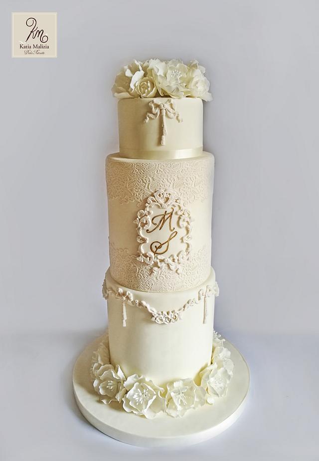 White Wedding Cake - Decorated Cake by Katia Malizia - CakesDecor