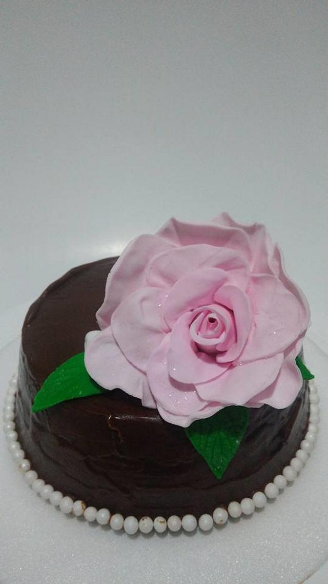 Deliciosa choco-torta decorada con una hermosa rosa de azúcar