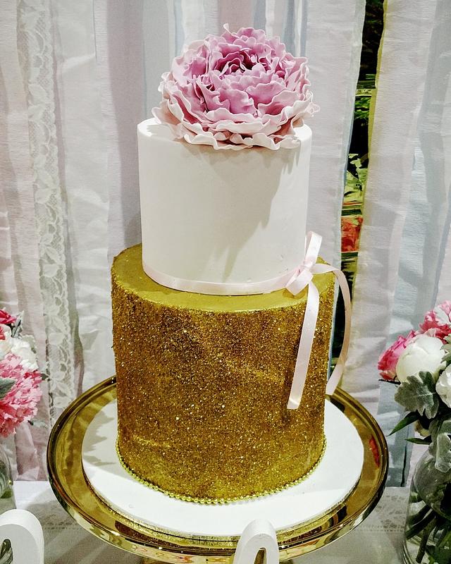 Gold Glitter Cake - Decorated Cake by Sugarism by Anne - CakesDecor